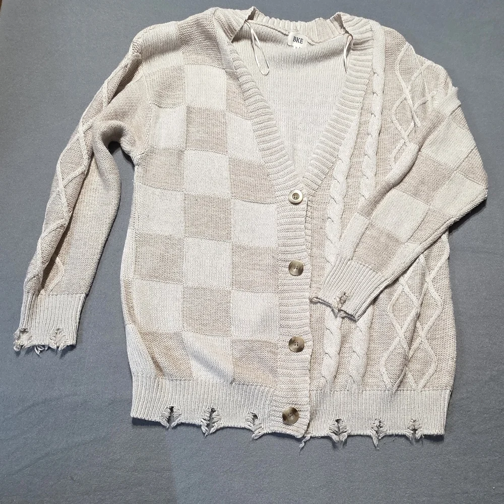 BKE EUC Cozy Beige Checkered Women's Cardigan Size Medium Oversized PTP 24 - Picture 2 of 4